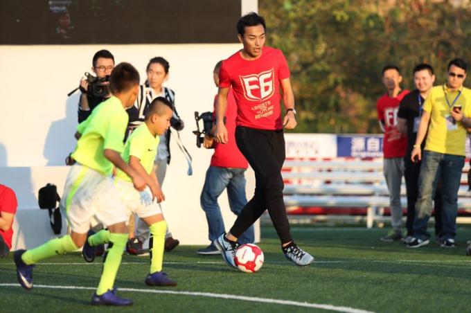 tin tức mới nhất của công ty về Trò chơi bóng đá từ thiện Feng Xiaoting được tổ chức ngày hôm qua, dành tình yêu cho tương lai của bóng đá Trung Quốc  1