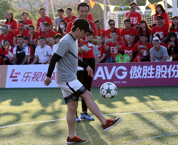 tin tức mới nhất của công ty về Trò chơi bóng đá từ thiện Feng Xiaoting được tổ chức ngày hôm qua, dành tình yêu cho tương lai của bóng đá Trung Quốc  2